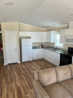 3 bedroom 3 bathroom furnished and with a porch