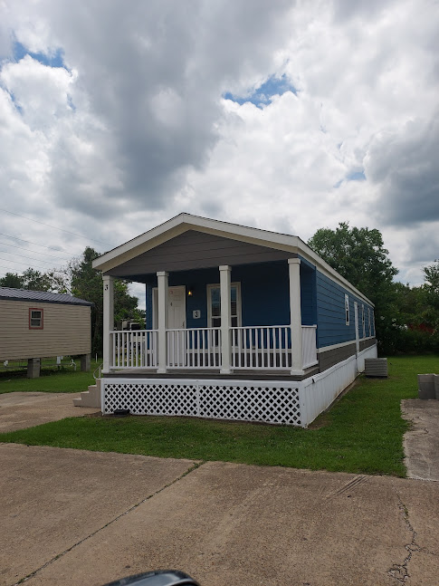 3 bedroom 3 bathroom furnished and with a porch